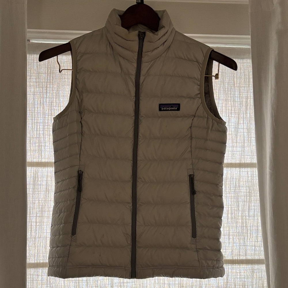 Patagonia Women's down sweater Vest in Light grey